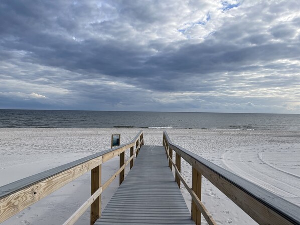 Sur la plage, chaise longue, serviettes de plage