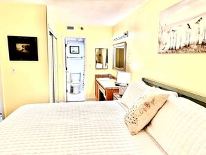 1 bedroom, iron/ironing board, travel cot, WiFi - Blessed To Be Beachfront - Directly on The Gulf (Pensacola)