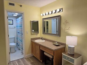 Hair dryer, towels, soap, shampoo - Blessed To Be Beachfront - Directly on The Gulf (Pensacola)