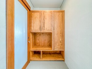 Vila, 2 quartos | Guarda-roupa
