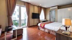 Suite Room with Balcony | Premium bedding, minibar, desk, blackout curtains - La Palma Boutique Hotel (Ho Chi Minh City)