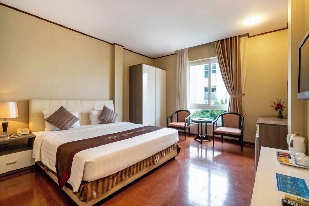 Premium bedding, minibar, desk, blackout curtains
