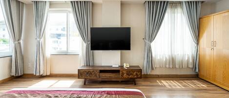 Executive kamer | Luxe beddengoed, een minibar, een bureau, verduisterende gordijnen