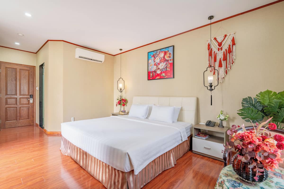 Suite Room with Garden View | 1 bedroom, premium bedding, minibar, desk