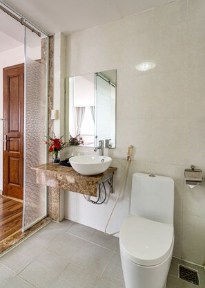 Executive Suite | Bathroom | Designer toiletries, hair dryer, slippers, bidet - La Palma Boutique Hotel (Ho Chi Minh City)