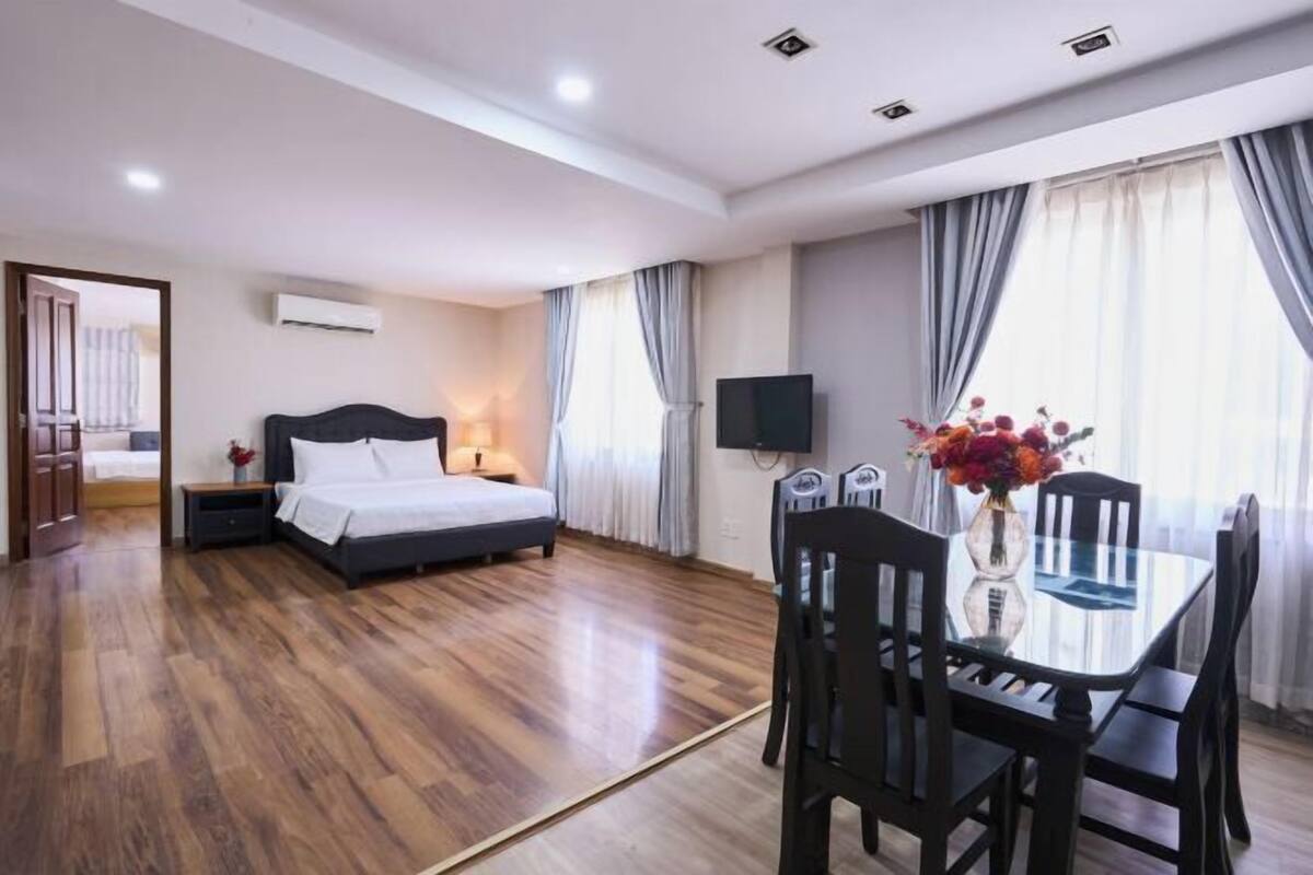 Premium bedding, minibar, desk, blackout curtains