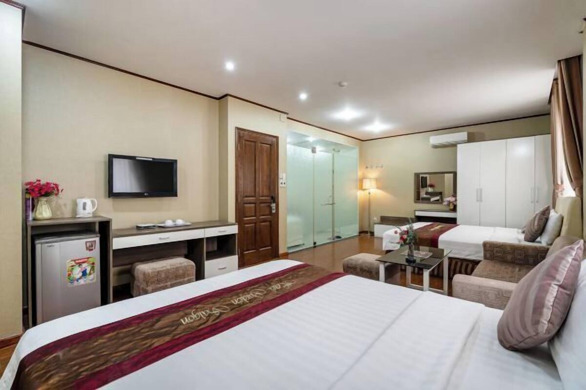 Premium bedding, minibar, desk, blackout curtains