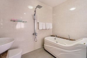 Executive Suite | Bathroom