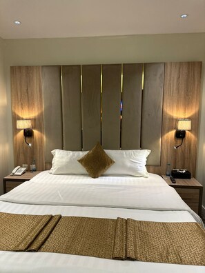 Egyptian cotton sheets, premium bedding, memory foam beds, in-room safe - Ghima Apartments (Jeddah)