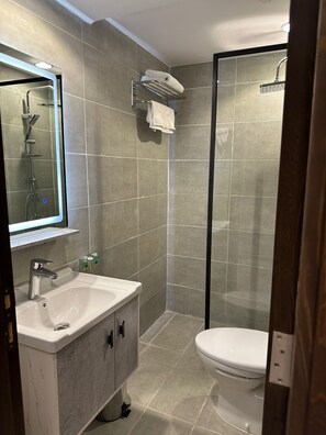 Rainfall showerhead, hair dryer, slippers, bidet - Ghima Apartments (Jeddah)
