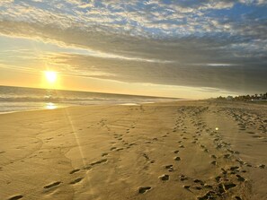 Plage, sable blanc, parasols, serviettes de plage