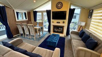 TV, fireplace