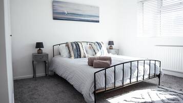 4 bedrooms, iron/ironing board, WiFi, bed sheets