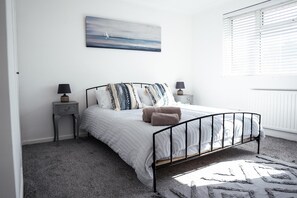 4 bedrooms, iron/ironing board, WiFi, bed sheets - 4-Bed House Sleeps 8 -Private Garden -Free Parking (Kettering)