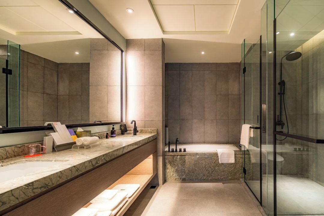Suite de lujo, vistas a la ciudad | Baño | Secador de pelo, albornoces y zapatillas