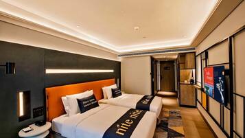 Iron/ironing board, bed sheets