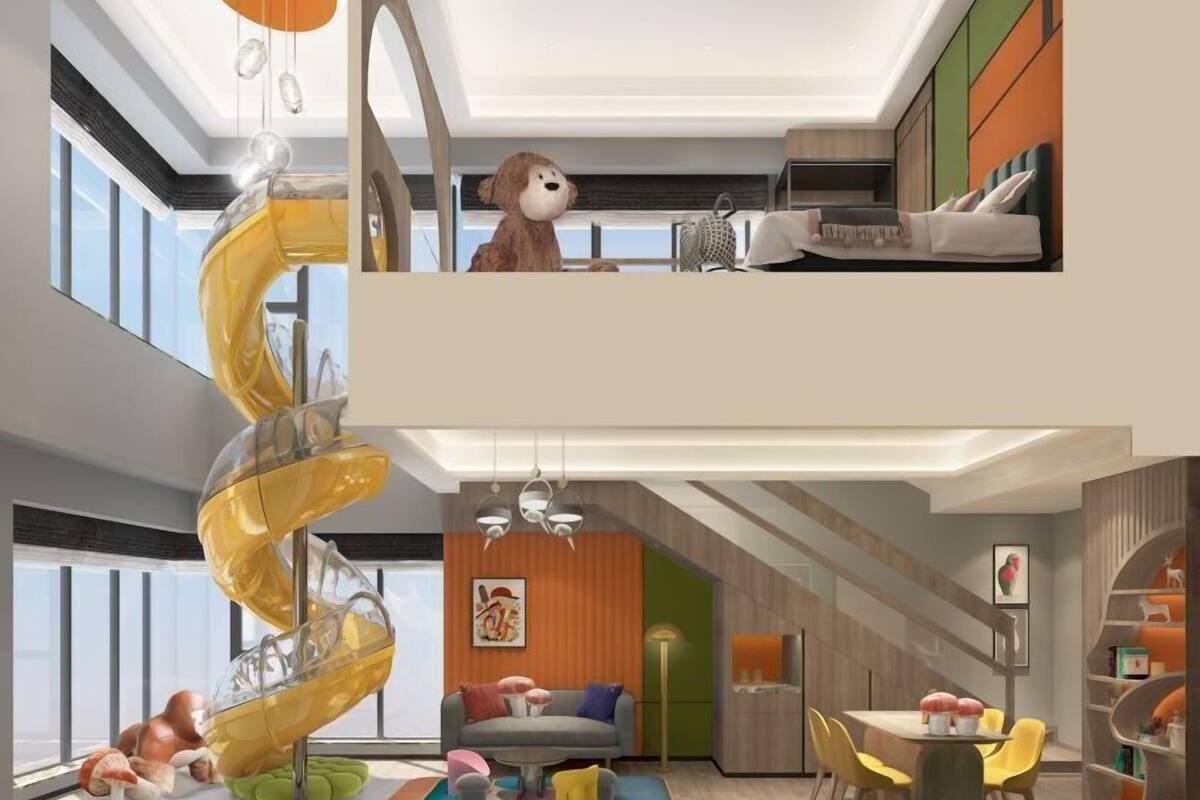 Un espacio habitable moderno y de varios niveles con una escalera de caracol, un comedor y una zona de estar acogedora.