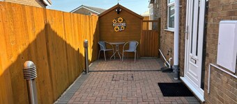 2-Bed Bungalow, Sleeps 6, Parking & Pet Friendly