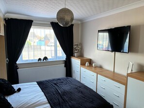 2 bedrooms, iron/ironing board, WiFi, bed sheets