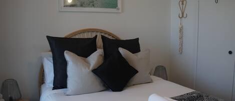 4 habitaciones, tabla de planchar con plancha, wifi y ropa de cama