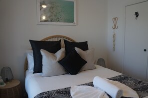 4 bedrooms, iron/ironing board, WiFi, bed sheets