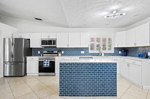 Fridge, microwave, oven, stovetop - 3 Bedroom Pool Home in PSL (Port St. Lucie)