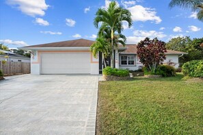Property grounds - 3 Bedroom Pool Home in PSL (Port St. Lucie)