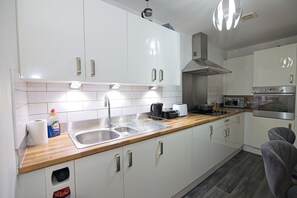 雪櫃、微波爐、焗爐、爐具