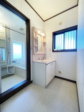 Villa | Bathroom | Towels, shampoo - Sea Terrace 4-45 (Minamiise)