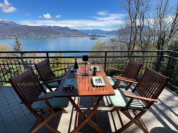 Outdoor dining - Miralago apartment with amazing lake view in Stres (Stresa)