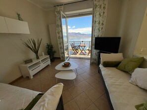 2 bedrooms, free WiFi - Miralago apartment with amazing lake view in Stres (Stresa)