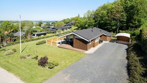 Un quartier résidentiel moderne avec des maisons, un espace extérieur abrité et une vue sur un lac.