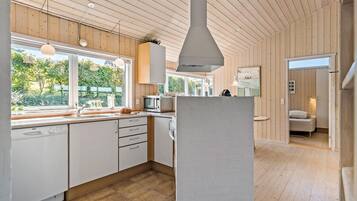 Refrigerador, parrilla de estufa, lavavajillas y cafetera y tetera