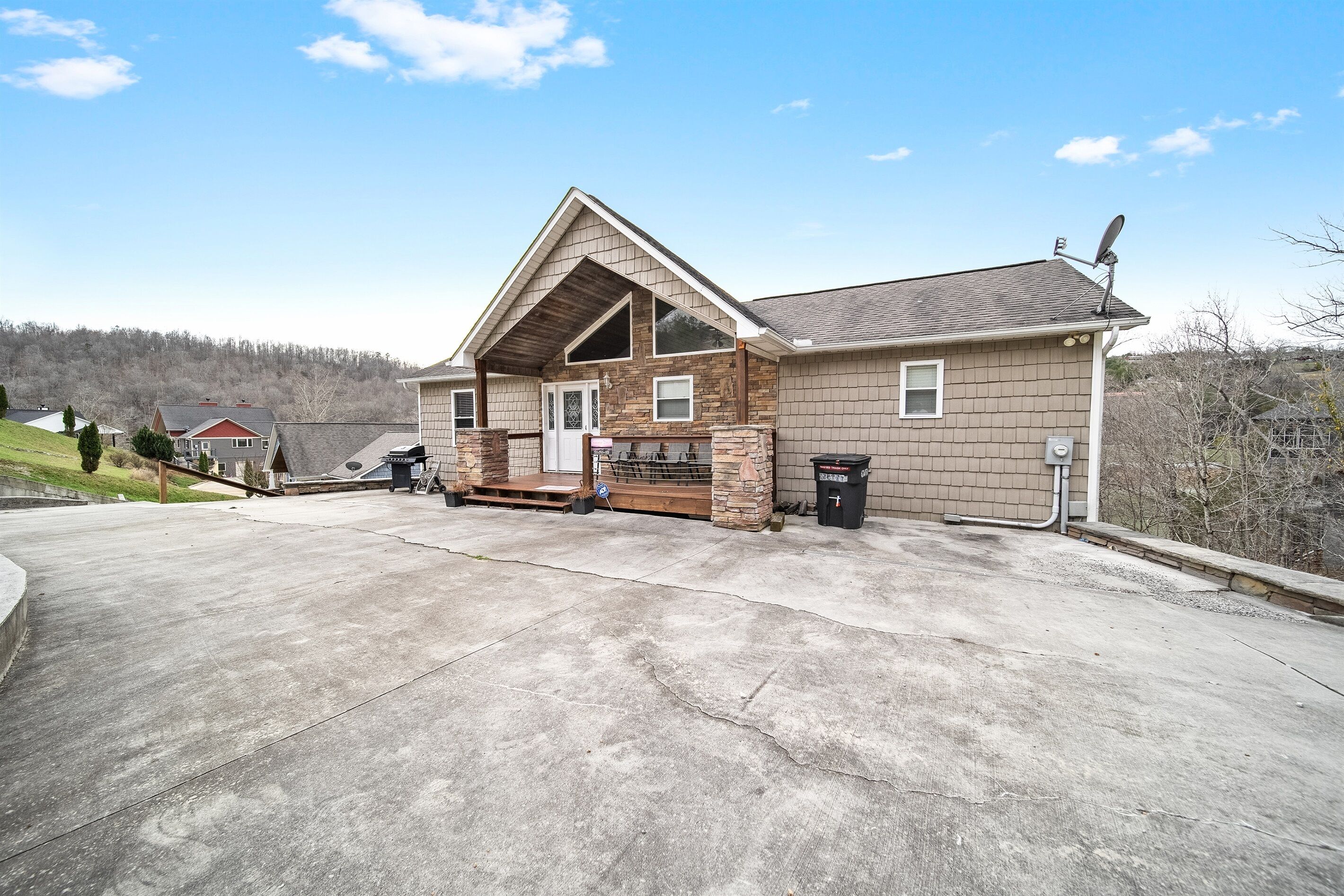 Summer Daze Lakefront 2 full kitchens 4 master suites