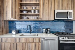 Køleskab, mikrobølgeovn, ovn, kogeplade