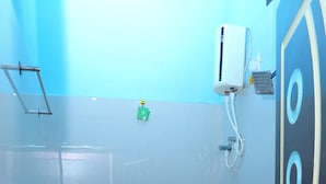 Une petite salle de bain avec des toilettes, une douche et une poubelle.