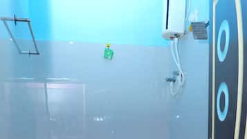 Standard Twin Room, Lake View | Bathroom