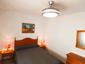 2 dormitorios, tabla de planchar con plancha, Internet y ropa de cama