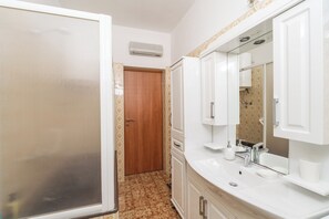 Shower, hair dryer, bidet, towels