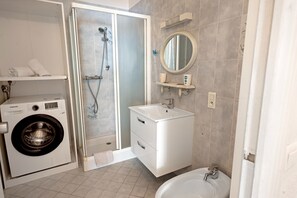 Dusche, Haartrockner, Bidet, Handtücher