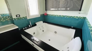House, 3 Bedrooms, Jetted Tub, Valley View | Bathroom | Jetted bath, hair dryer, bidet, heated floors