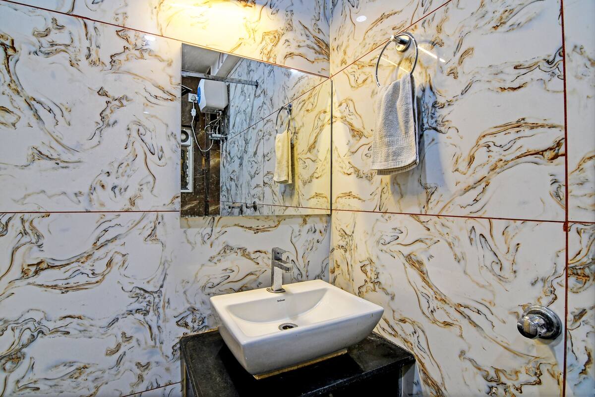 Deluxe-Doppel- oder -Zweibettzimmer | Badezimmer | Dusche, Handtücher