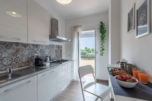 Fridge, microwave, oven, dishwasher - The Sunset Rhome Elegant Suite with Wi-fi - A/C (Roma)