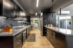 冷蔵庫、電子レンジ、オーブン、コンロ