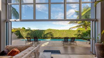 Een smart-tv en een stereo