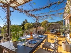 Outdoor dining - La Quiètude by Interhome (Le Beausset / Saint Anne d'Evenos)
