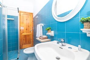 Douche, bidet, serviettes fournies