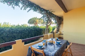 Outdoor dining - Piazzetta Trilo Porto 30m From The Beach, Porto San Paolo, Italy (Porto San Paolo)