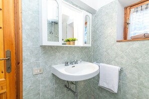 Chuveiro, bidê, toalhas de banho 