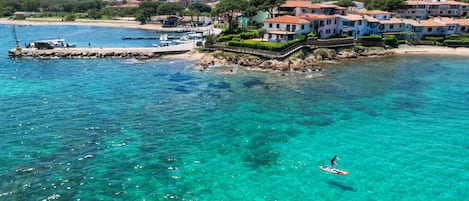 Una spiaggia nelle vicinanze